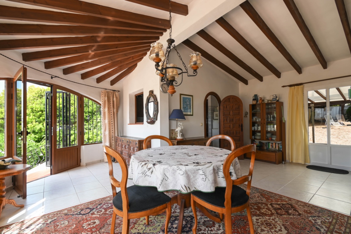 VILLA AVEC PISCINE, PARCELLE DE 1150 m2 ET VUES SUR LA MER.