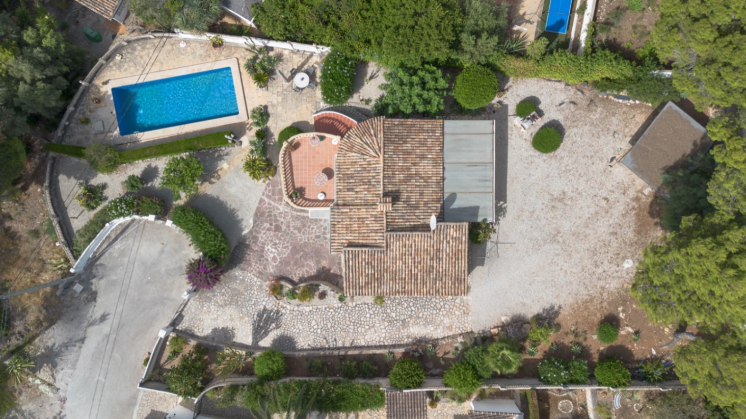 VILLA AVEC PISCINE, PARCELLE DE 1150 m2 ET VUES SUR LA MER.