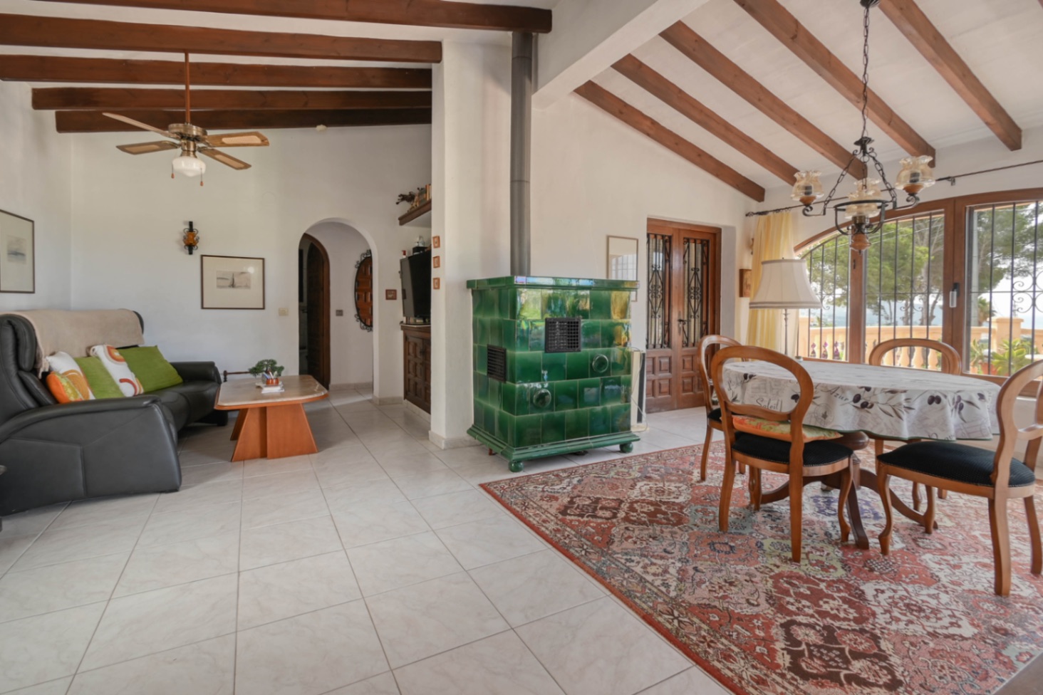 VILLA MET ZWEMBAD, PERCEEL VAN 1150 m2 EN UITZICHT OP DE ZEE.