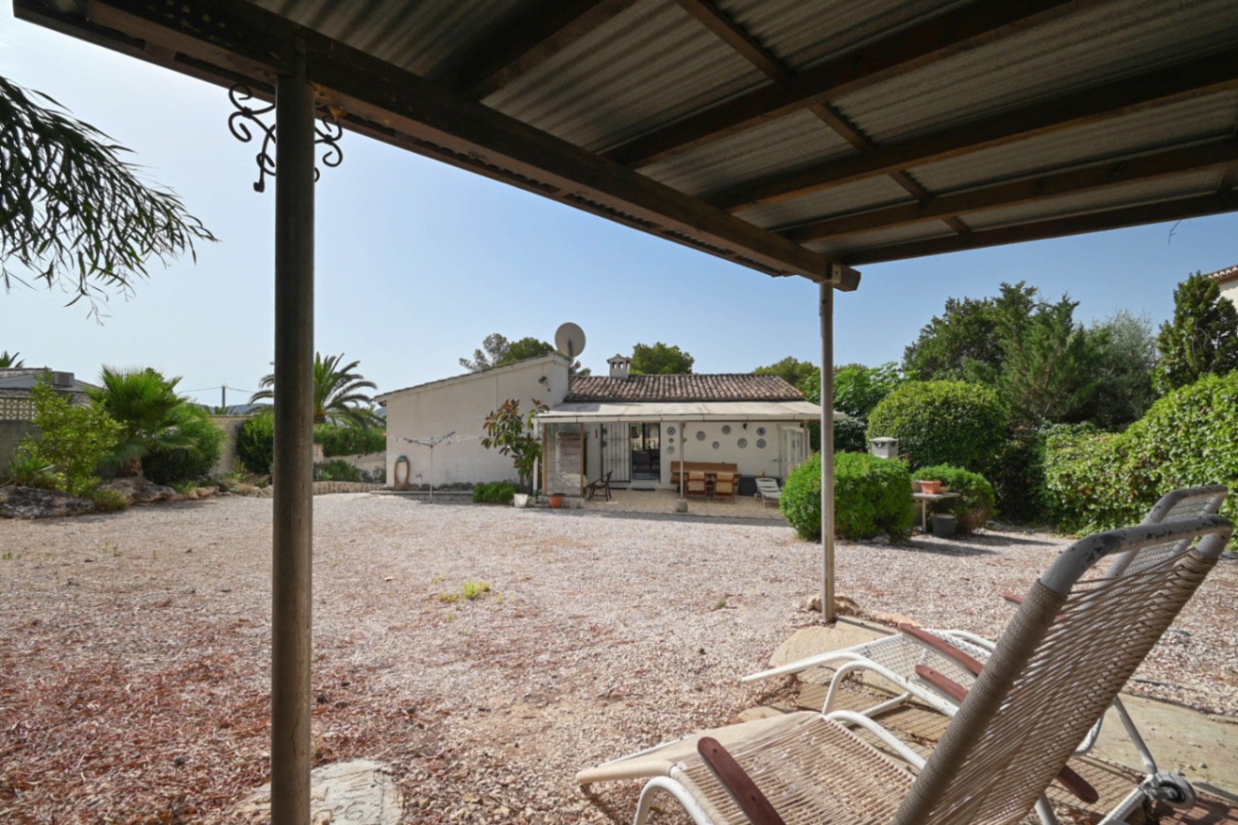 VILLA MET ZWEMBAD, PERCEEL VAN 1150 m2 EN UITZICHT OP DE ZEE.